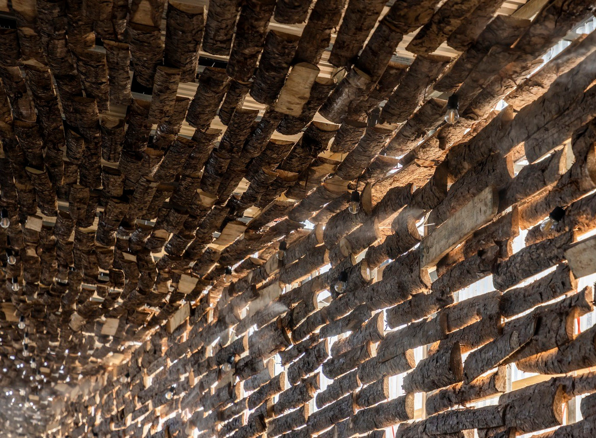 Kiến trúc sư của The Bloom cho biết, hệ mái của công trình được cấu tạo 3 lớp gồm 1 lớp poly chống mưa đồng thời vẫn để ánh sáng lọt qua, 1 lớp kết cấu chịu lực chính, 1 lớp trần gỗ trang trí tạo điểm thu hút cho điểm đầu của công trình.