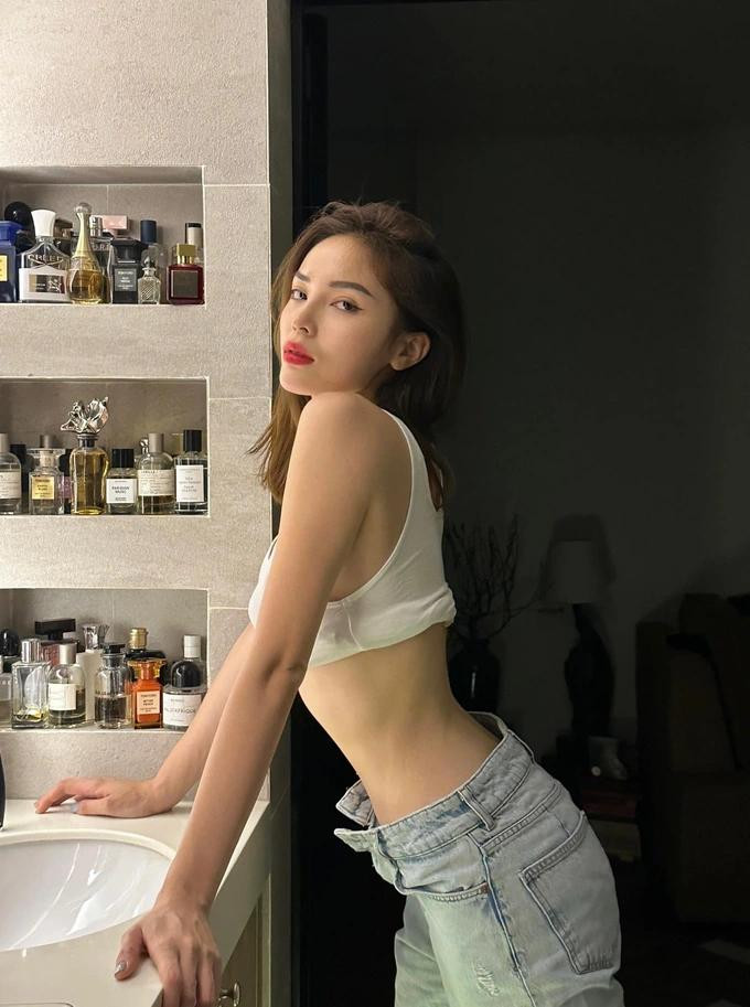 Đặc biệt, vòng eo thon cùng vòng 3 nảy nở của Kỳ Duyên khiến dân mạng trầm trồ. So với trước đây, cô được nhận xét là "lột xác" hoàn toàn.