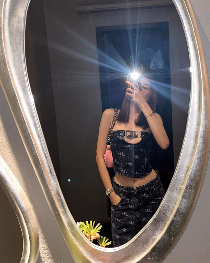 Kỳ Duyên nổi tiếng là "tay chơi" hàng hiệu. Túi xách, quần áo, giày dép, phụ kiện của cô đều thuộc các thương hiệu thời trang nổi tiếng.