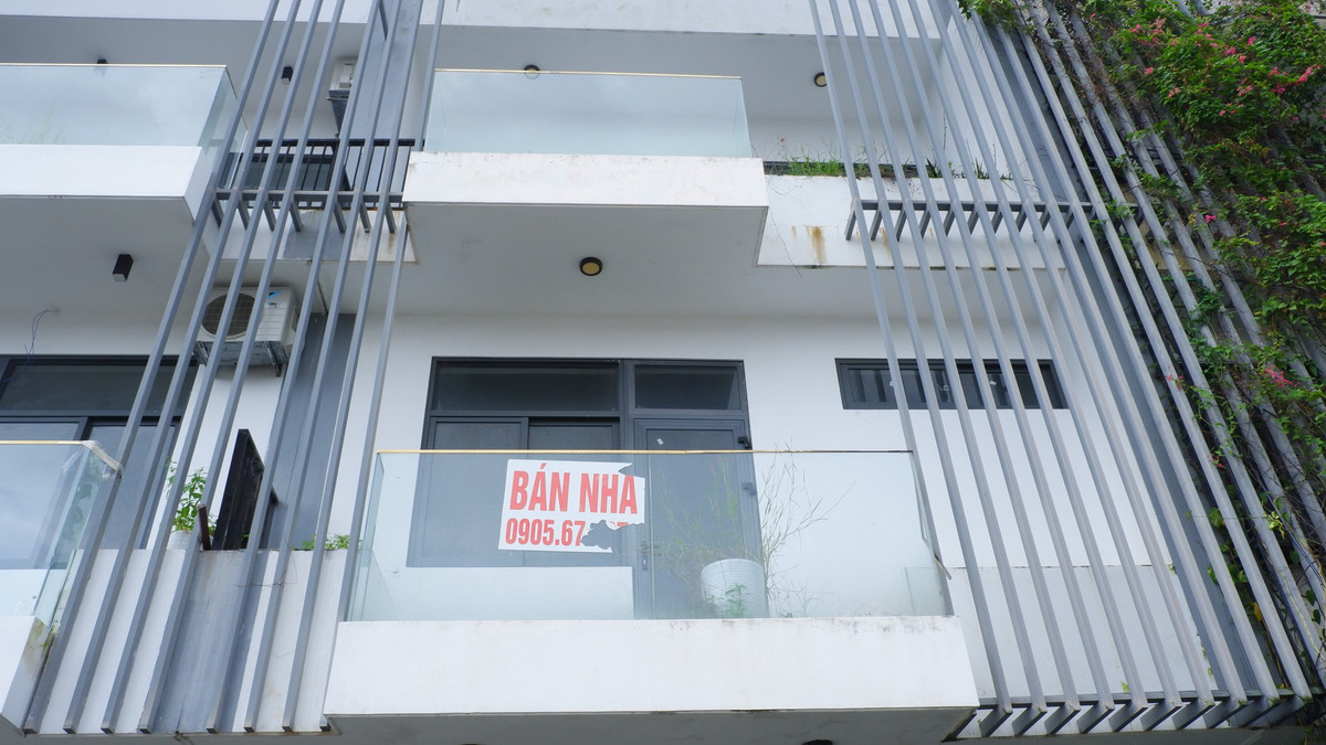Nhiều chủ hộ trong dự án treo biển bán nhà trong thời gian dài nhưng do thị trường bất động sản "đứng bánh" nên không tìm được người mua.