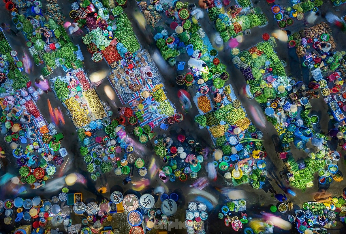 Trời càng sáng, khu chợ càng thêm rộn rã, náo nhiệt.