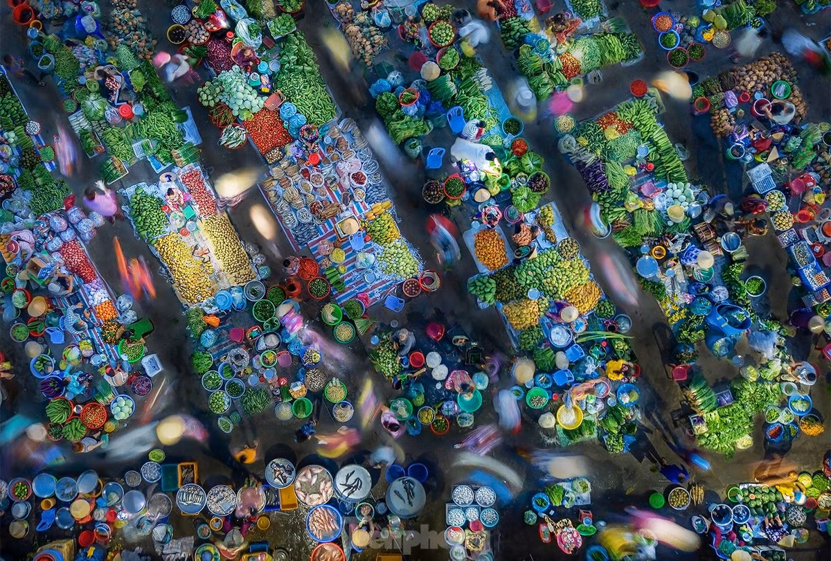 Trời càng sáng, khu chợ càng thêm rộn rã, náo nhiệt.