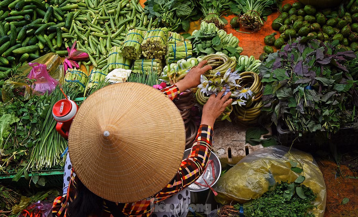 Chợ "chồm hổm" mang tính chất gần gũi, gia đình và tự phát. Vì thế mà có những ngày, những mặt hàng ở chợ rất đơn giản, có thể là vài bó rau, ít cọng hành hay những rổ cá, tép vừa mới bắt lên.