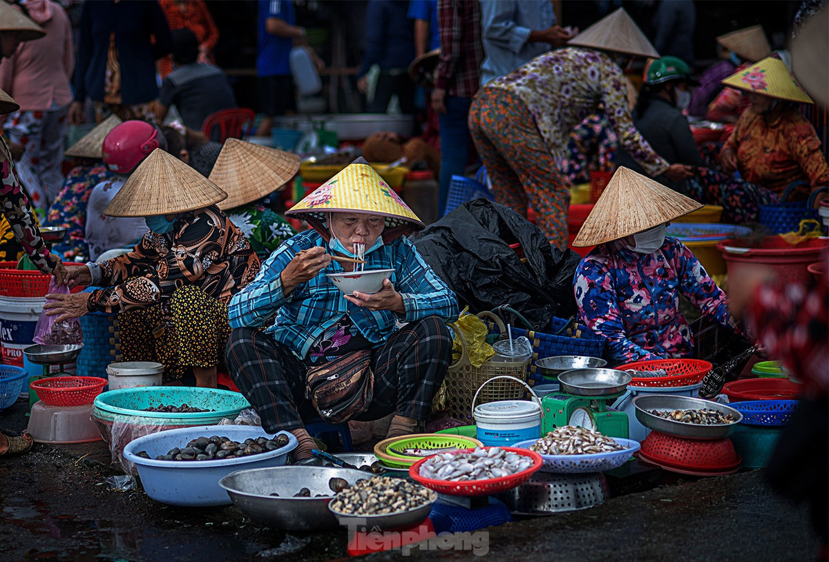 Chợ họp từ đêm đến 10h sáng.
