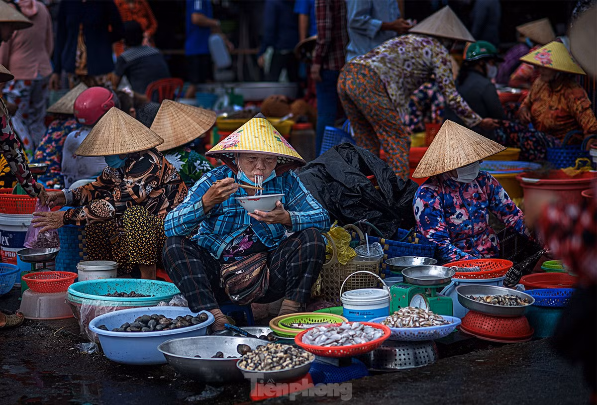 Chợ họp từ đêm đến 10h sáng.