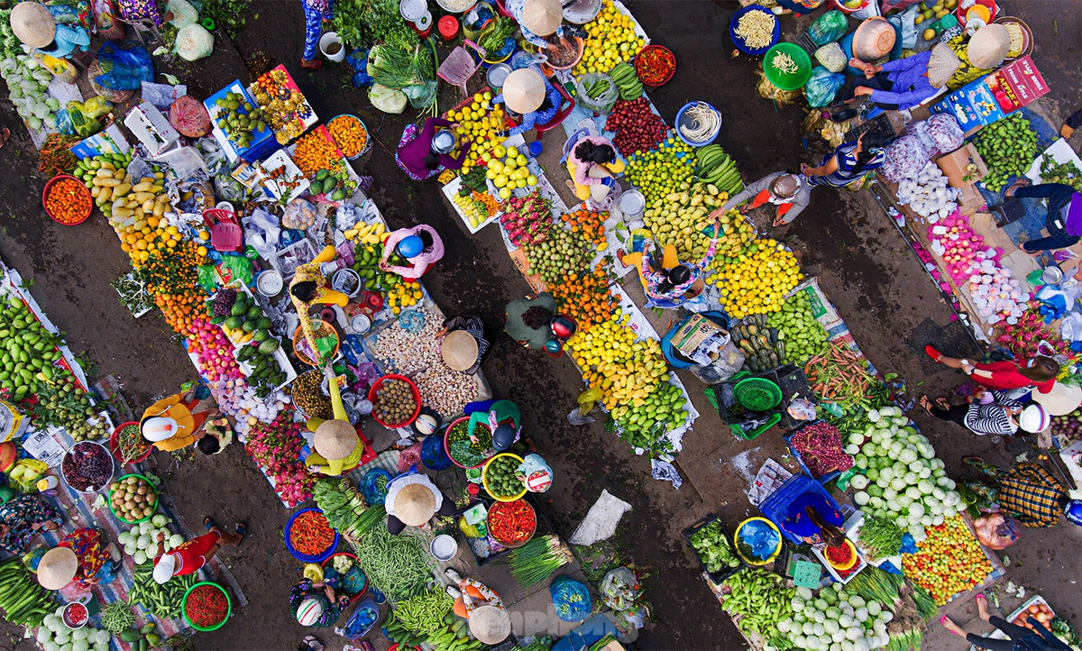 Ngôi chợ trở nên rực rỡ sắc màu, mang vẻ đẹp chân phương, mộc mạc của đời sống dân sinh.