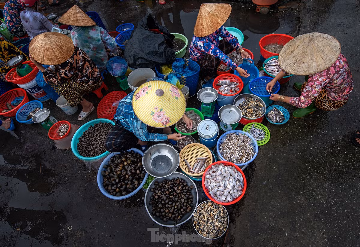 Chợ có mặt từ hơn 10 năm về trước, gần chân cầu Cái Nhúc cạnh chợ Vị Thanh. Chợ rộng khoảng 700 mét vuông. Mỗi tiểu thương trong chợ sẽ bày biện rau củ quả trong khoảng hai đến bốn mét vuông. Gọi là chợ "chồm hổm" vì mọi người bày bán ngay trên nền chợ, không có sạp.