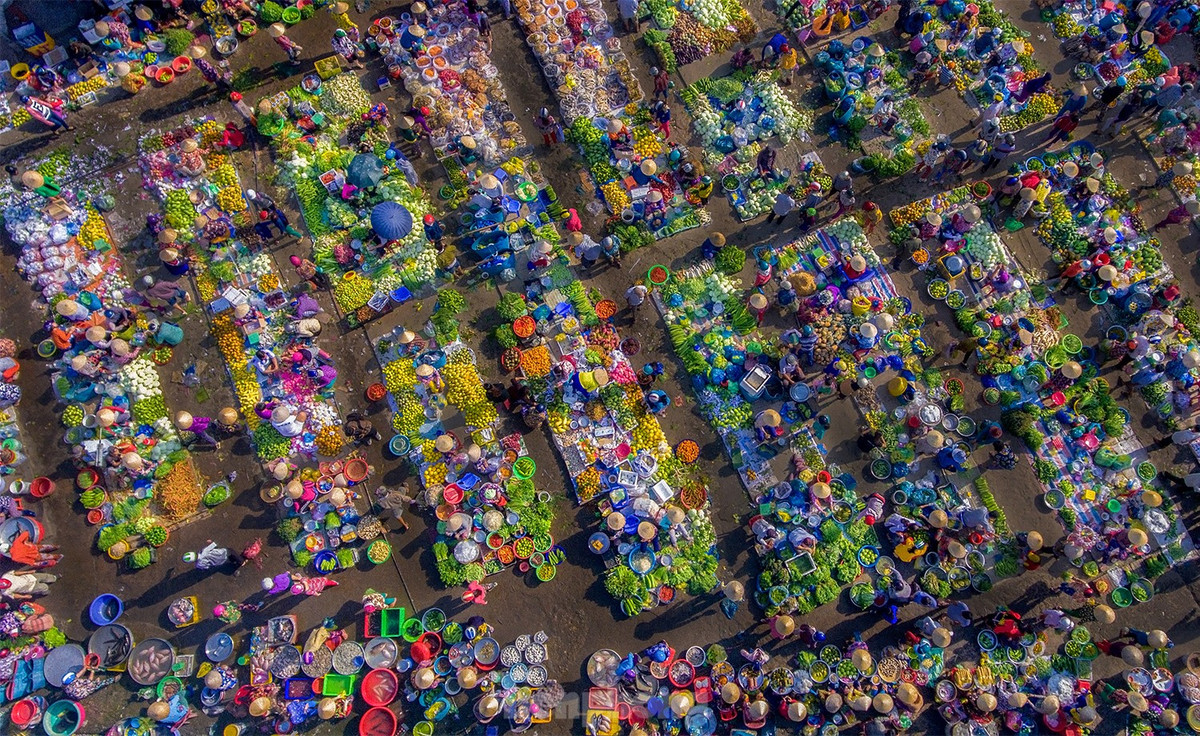 Chợ "chồm hổm" như một bức tranh đầy sắc màu.