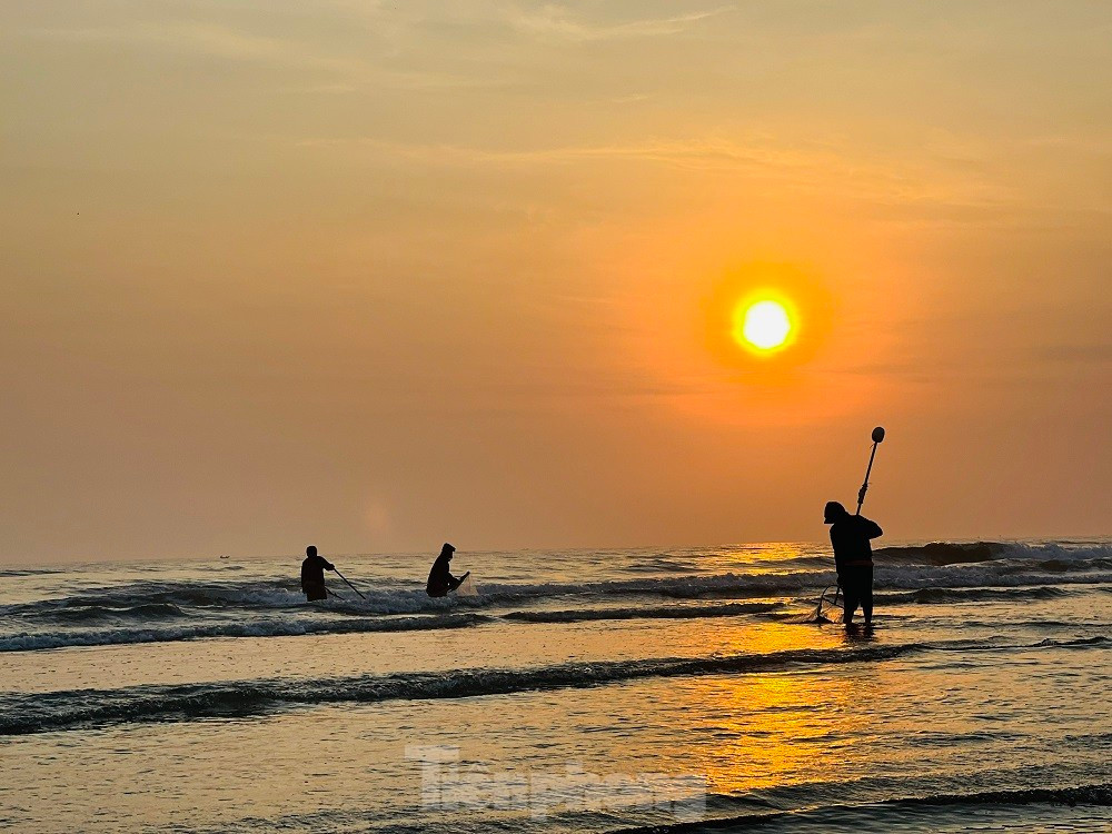 Ra bien bat oc be bang mong tay, ngu dan kiem bon tien moi sang