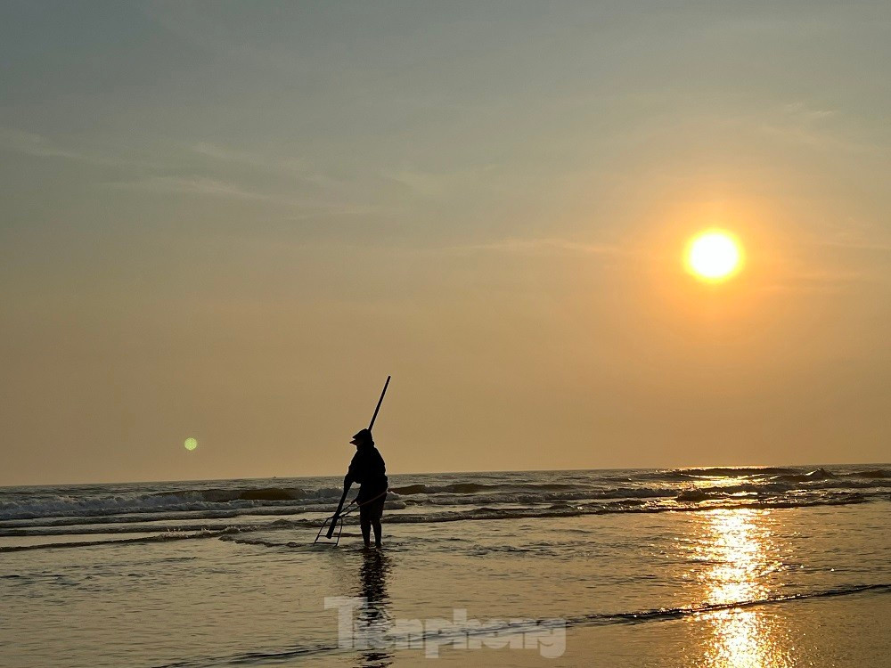 Ra bien bat oc be bang mong tay, ngu dan kiem bon tien moi sang-Hinh-2