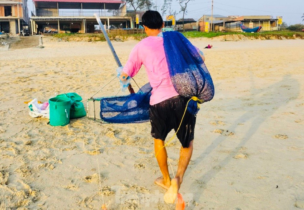 Ra bien bat oc be bang mong tay, ngu dan kiem bon tien moi sang-Hinh-17