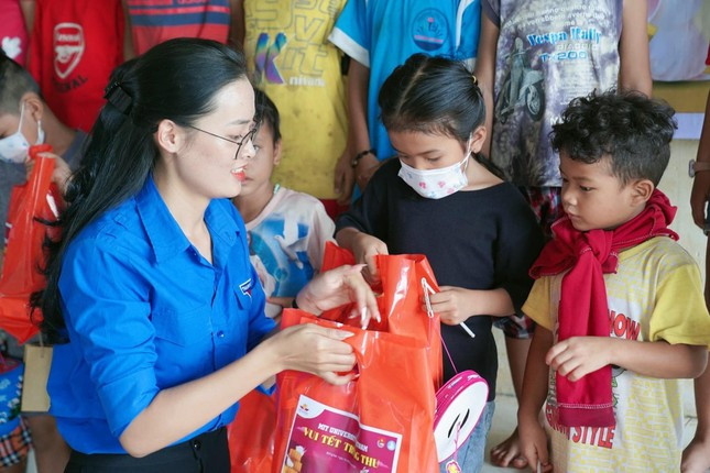 Nu Pho Bi thu Doan truong Dai hoc tinh nguyen len duong nhap ngu-Hinh-3