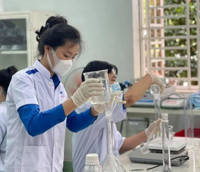 Nu Pho Bi thu Doan truong Dai hoc tinh nguyen len duong nhap ngu-Hinh-2