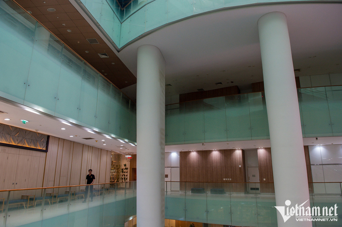 Chị Trâm Võ (quận 2, TP.HCM) cho rằng tòa nhà Bitexco trong cảnh như vậy là do xung quanh đó có nhiều TTTM hiện đại khác với nhiều lựa chọn hơn như là Sài Gòn Centre. "Tháp này giờ chỉ là nơi gửi xe để đi dạo phố đi bộ thôi", chị nói.