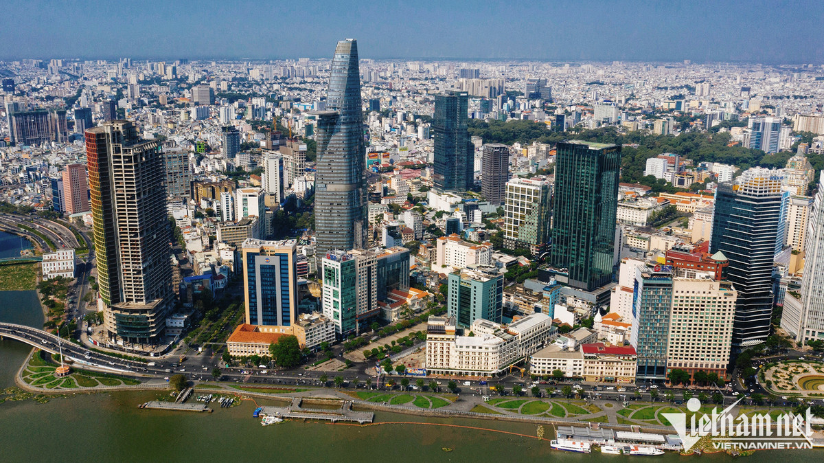 Tháp tài chính Bitexco cao 262m (không tính phần móng khoan sâu 80m dưới lòng đất), 68 tầng, cao thứ 3 Việt Nam với 119.000m2 sàn sử dụng, cung cấp 37.000m2 cho khu vực văn phòng, hơn 8.000m2 cho khu vực thương mại từ tầng 1 đến tầng 6. Bitexco có khu ẩm thực 600m2 tại tầng 50 và một nhà hàng cao cấp trên tầng 51. Đặc biệt, tòa tháp có một khu vực rộng 300m2 trên tầng 52 dành cho doanh nhân.