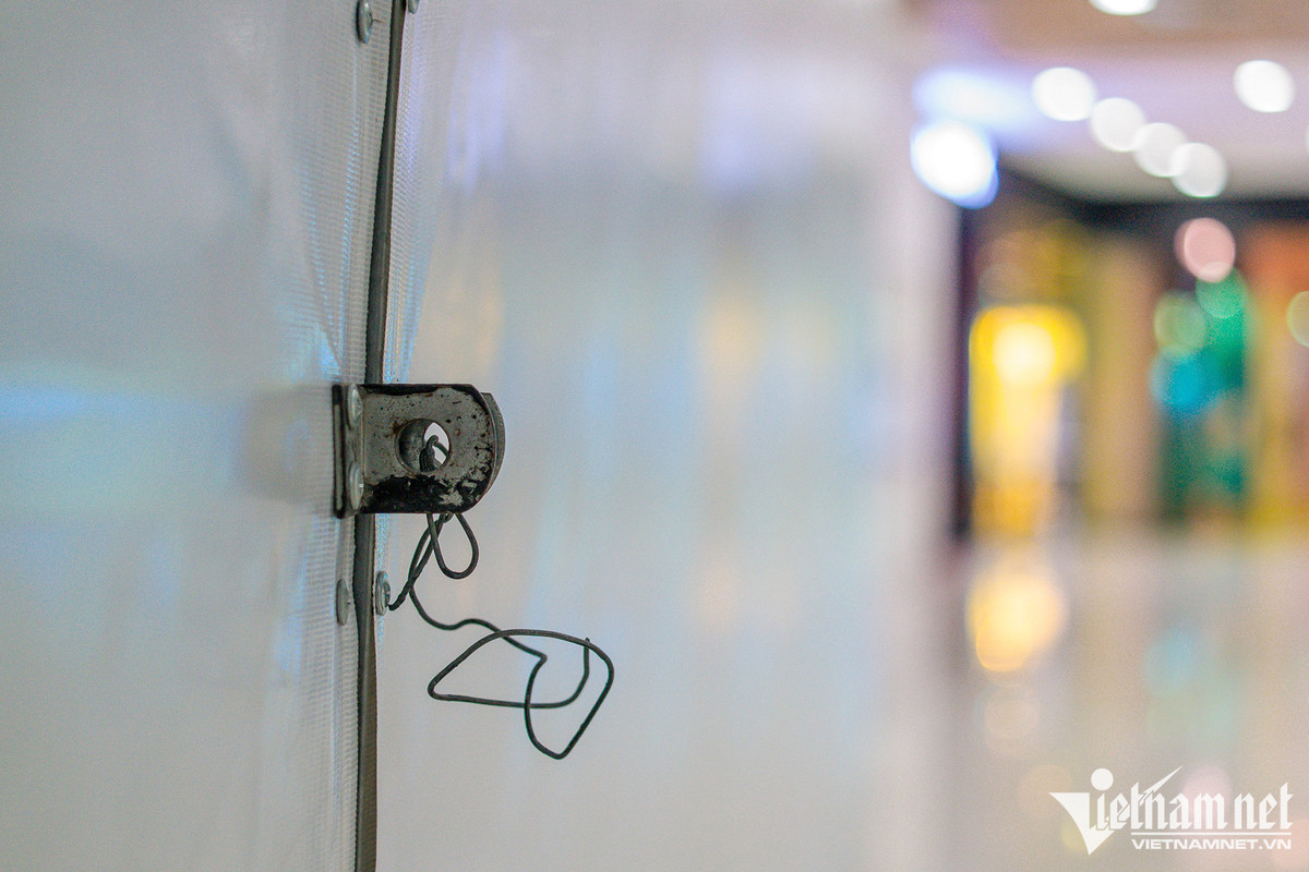 Nhiều gian còn được chằng buộc tạm bằng dây thép.