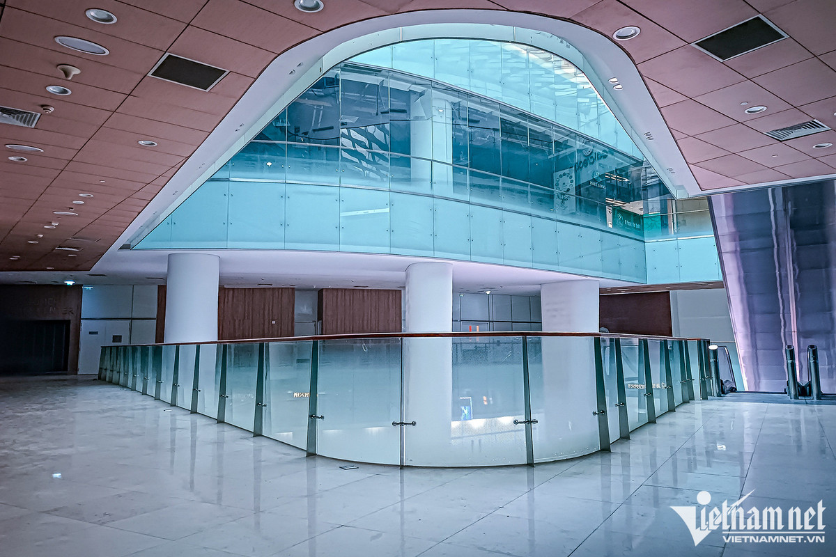 Các tầng tại nơi kinh doanh sầm uất nhất của TP.HCM một thời đang dần trở nên lạnh lẽo, có nguy cơ bị bỏ hoang dù đại dịch Covid-19 đã đi qua.