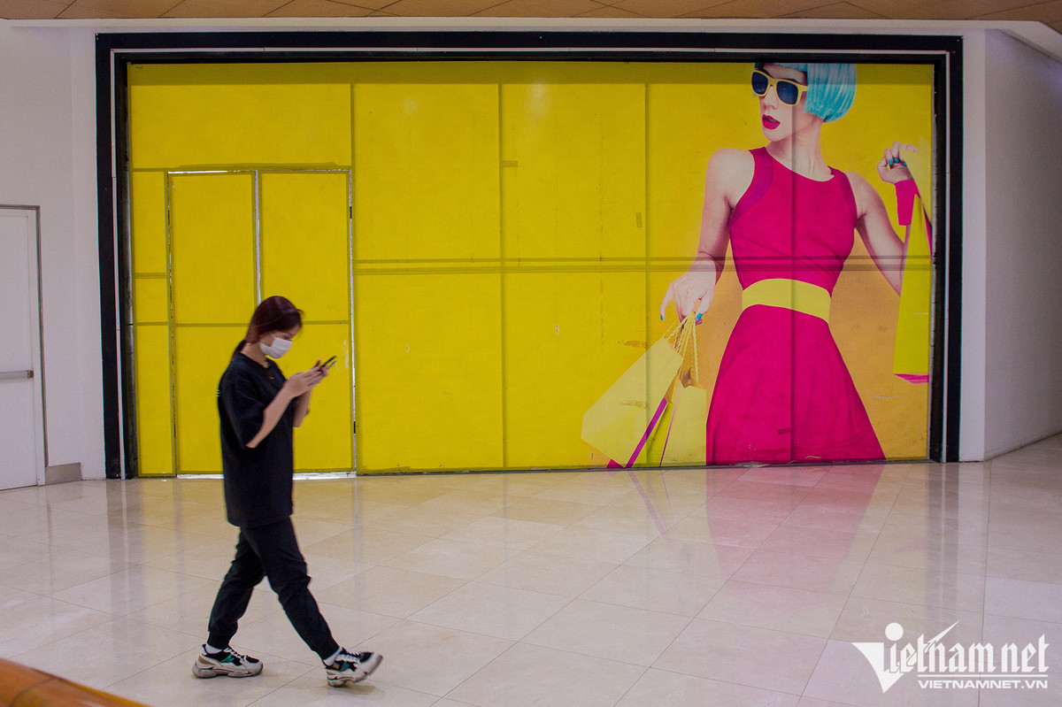 Nơi từng là các gian hàng đã được quây kín, các vị khách tới chỉ còn cách bước qua.