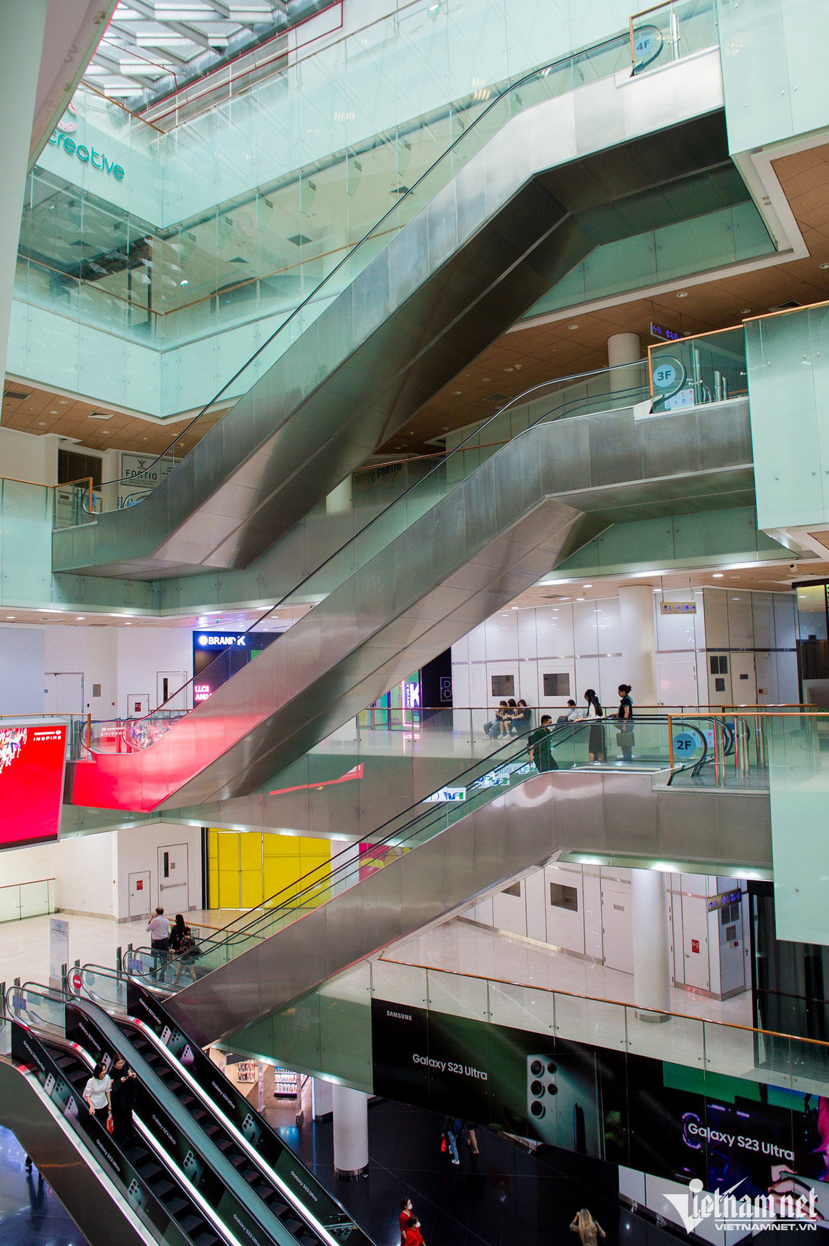 Tuy nhiên, hiện nơi này vắng vẻ cả ngày lẫn đêm, nhiều tầng lầu không còn dấu hiệu hoạt động kinh doanh, ngoại trừ khu vực cho thuê văn phòng.