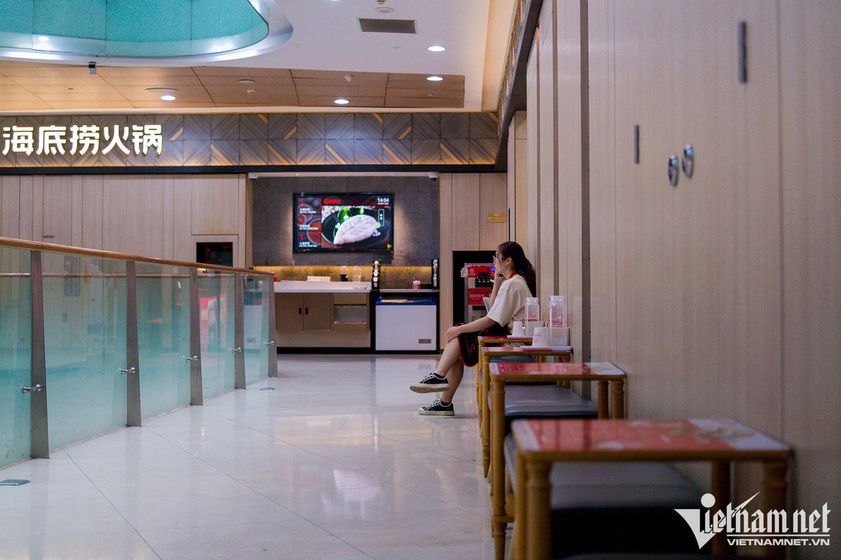 Một nhà hàng trên tầng 2 gần như là nơi duy nhất còn hoạt động, lác đác một vài khách ngồi chờ tới lượt phục vụ.