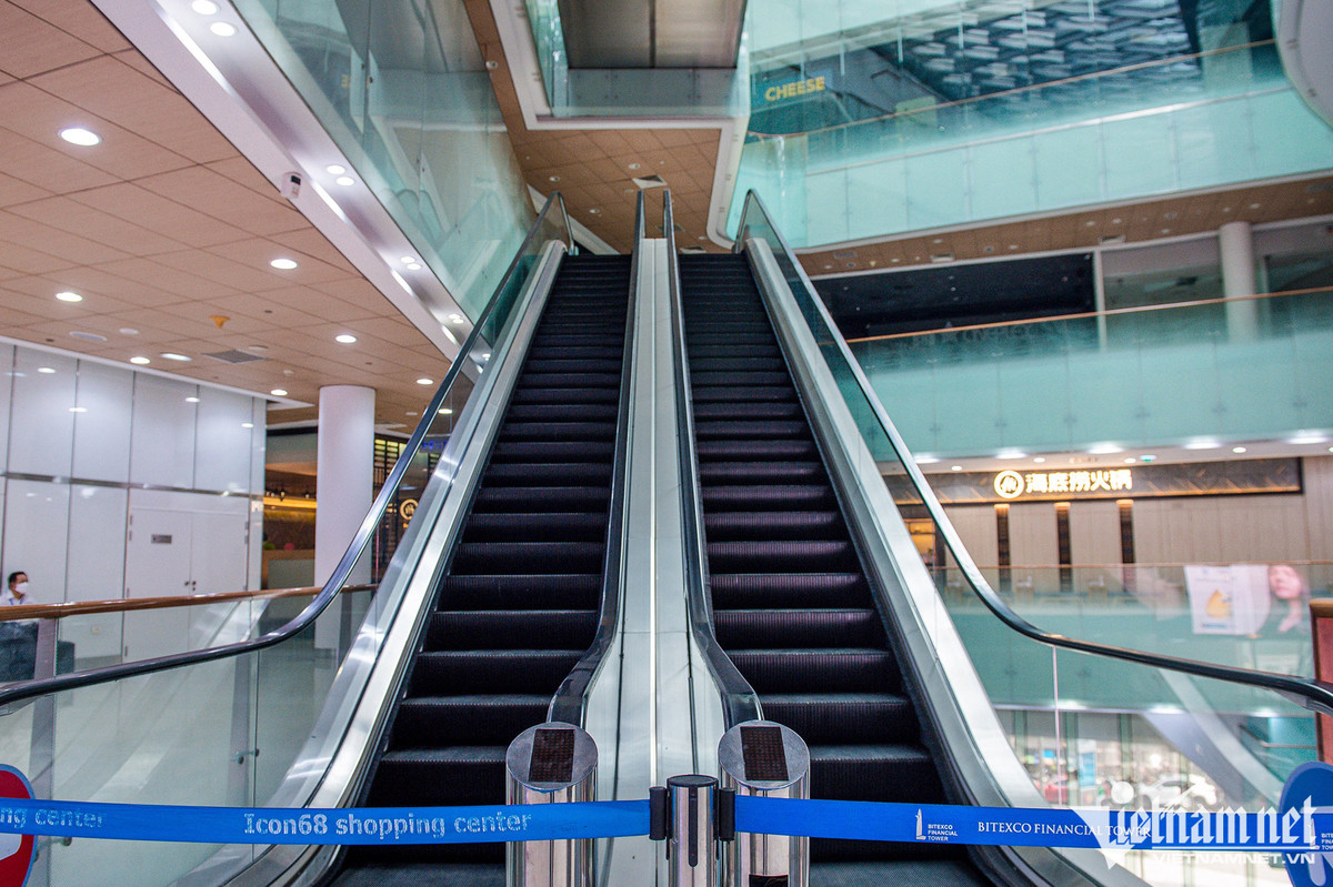 Từ tầng 3 trở lên tại TTTM này đã dừng hoạt động hoàn toàn, thang cuốn bị chặn lối lên, thang máy đã được khóa tác vụ chọn các tầng này.