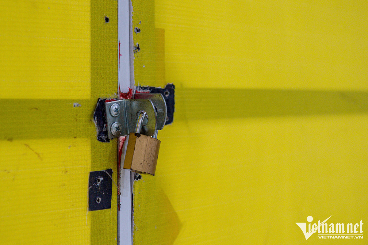 Không khó để bắt gặp những gian hàng một thời nay đã giải phóng trắng, cửa khóa chặt.