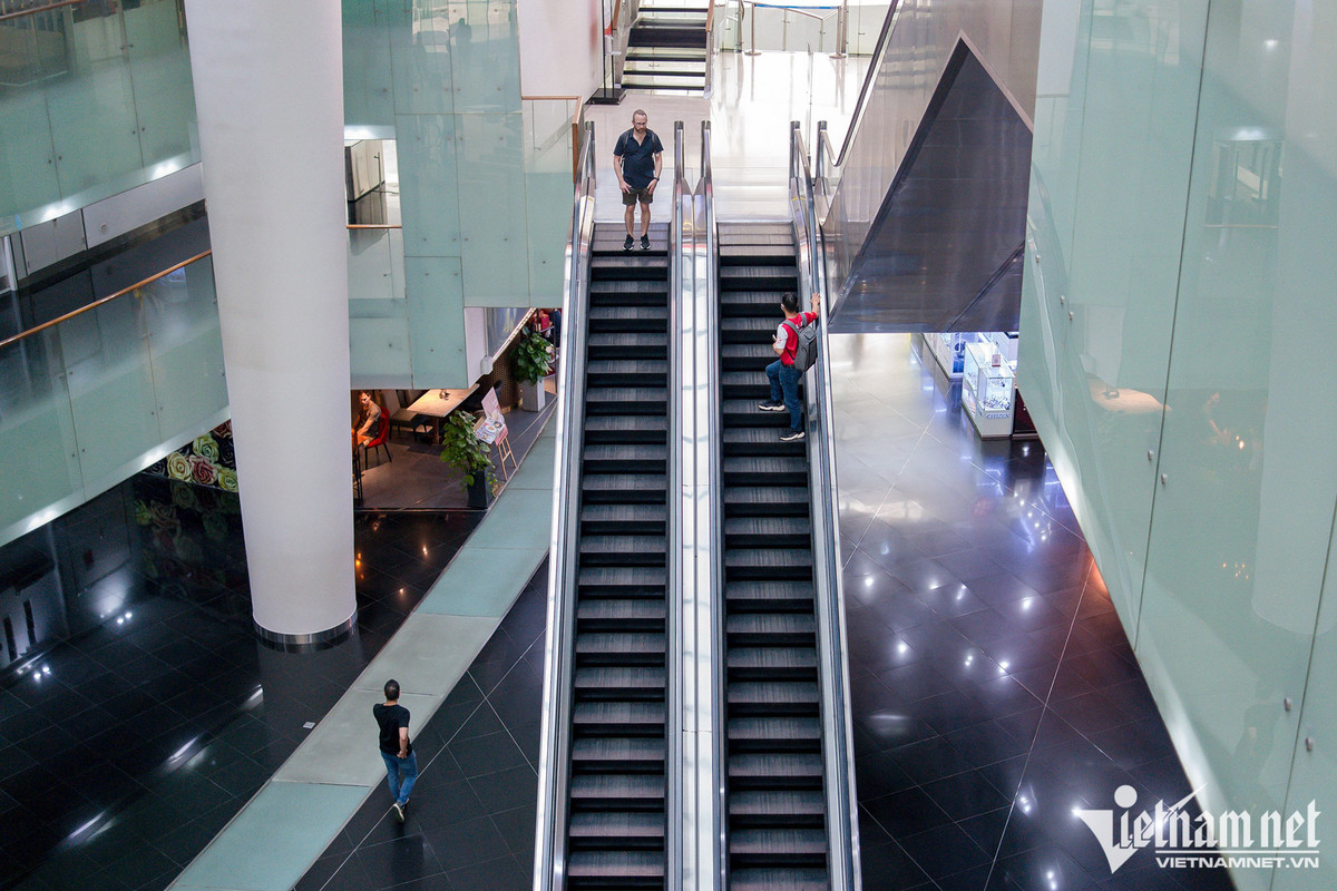 Bên trong Trung tâm thương mại (TTTM) - Tháp tài chính Bitexco, nơi từng là "thủ phủ shopping" của TP.HCM với rất nhiều thương hiệu cao cấp phủ kín các tầng lầu.