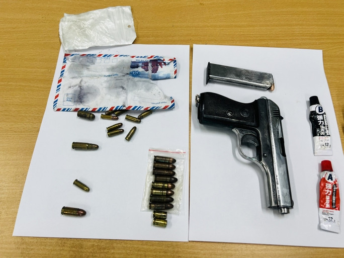 Nguoi dan ong xam tro di xe sang Lexus mang theo sung ngan va 24 vien dan-Hinh-2