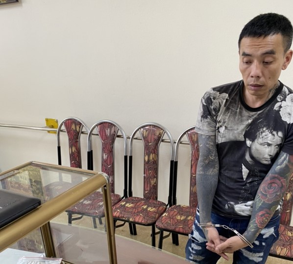 Nguoi dan ong xam tro di xe sang Lexus mang theo sung ngan va 24 vien dan