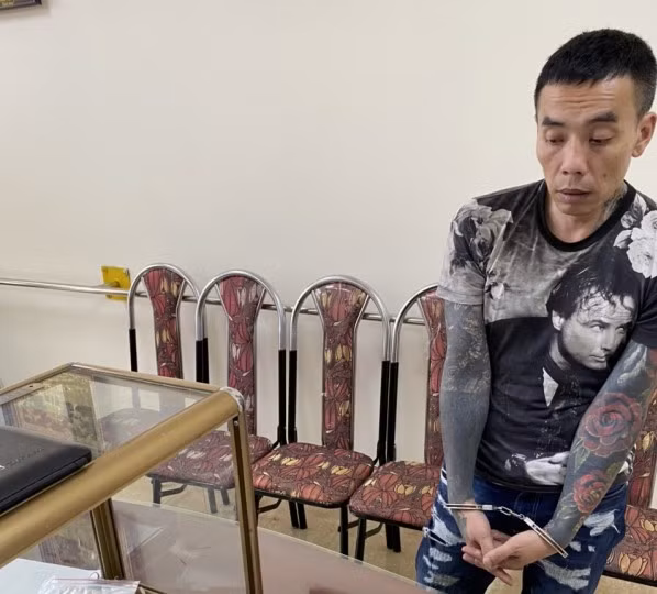 Nguoi dan ong xam tro di xe sang Lexus mang theo sung ngan va 24 vien dan