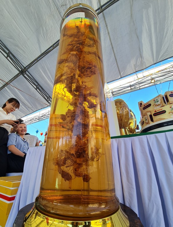 Dao buoc o phien cho bac ty, bat ngo voi binh ruou gia nua ty dong