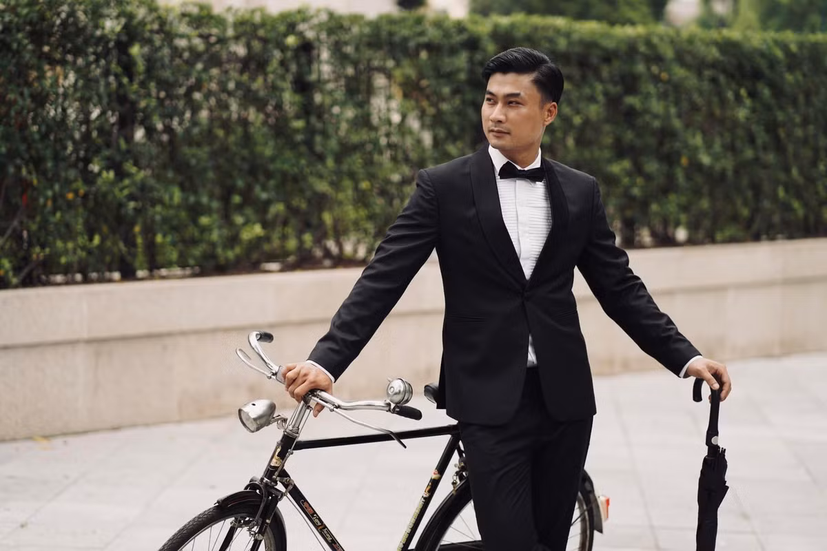 Nam diễn viên thường thực hiện nhiều bộ ảnh lịch lãm đời thường. Anh có thân hình vạm vỡ, nam tính.