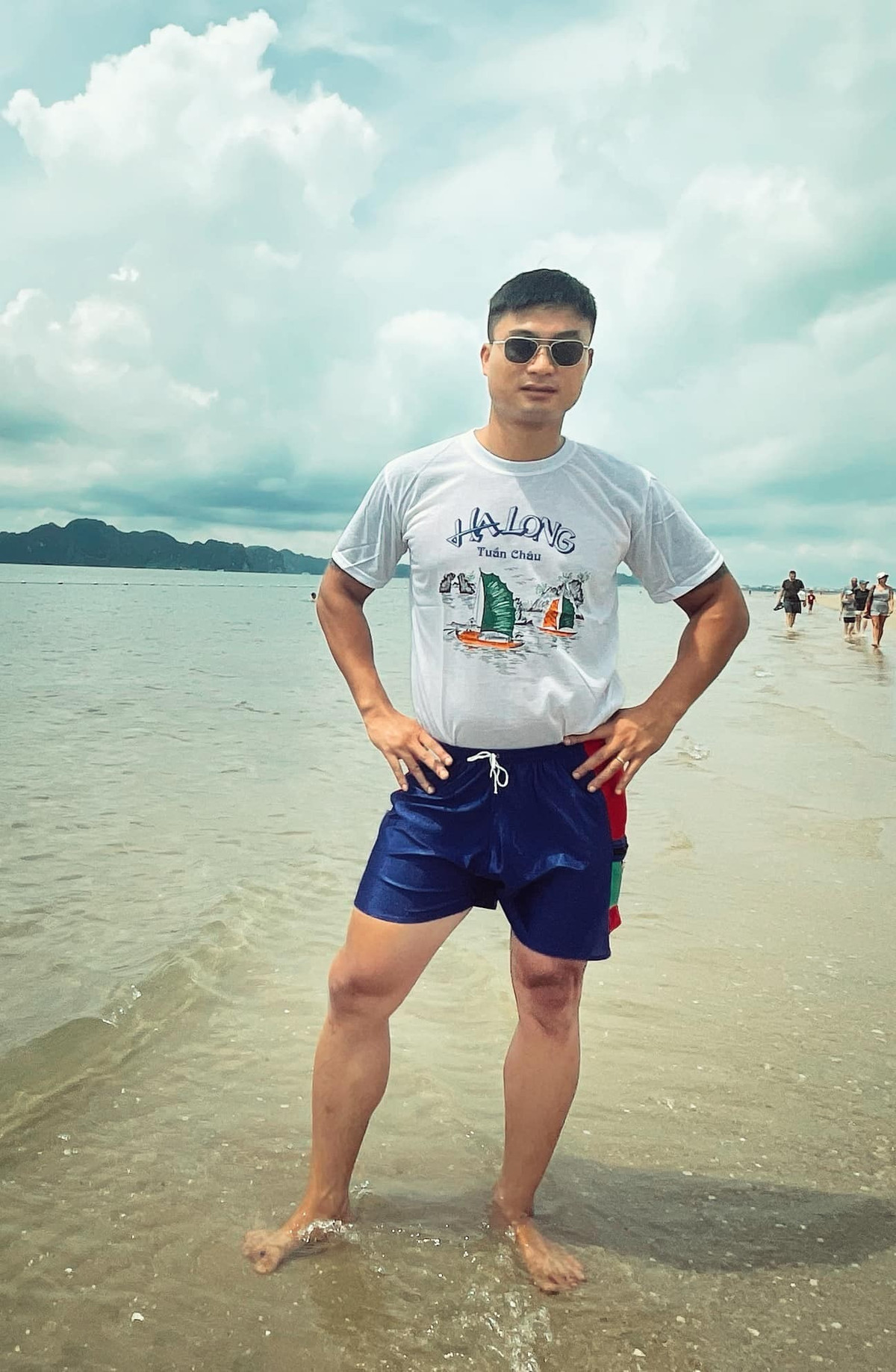 Diễn xuất là điểm nam diễn viên luôn được công chúng đánh giá cao. Từ tuyến nhân vật phụ trong phần 1, Duy Hưng đã đảm nhận vai chính phim Làng trong phố. Người xem nhận xét Duy Hưng diễn tự nhiên, có thể chuyển biến đa dạng vai, mảng miếng khôi hài cũng không làm khó anh.