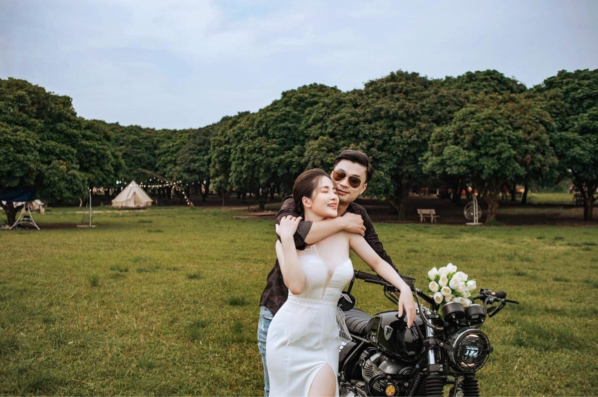 Trên trang cá nhân, Duy Hưng chia sẻ nhiều về những hình ảnh bên vợ con. Vợ chồng anh thực hiện những bộ ảnh tình cảm khiến nhiều người phải ghen tỵ. Bên cạnh đó, anh đăng tải nhiều về dự án phim mình tham gia, nhận được lời khen và quan tâm từ công chúng.