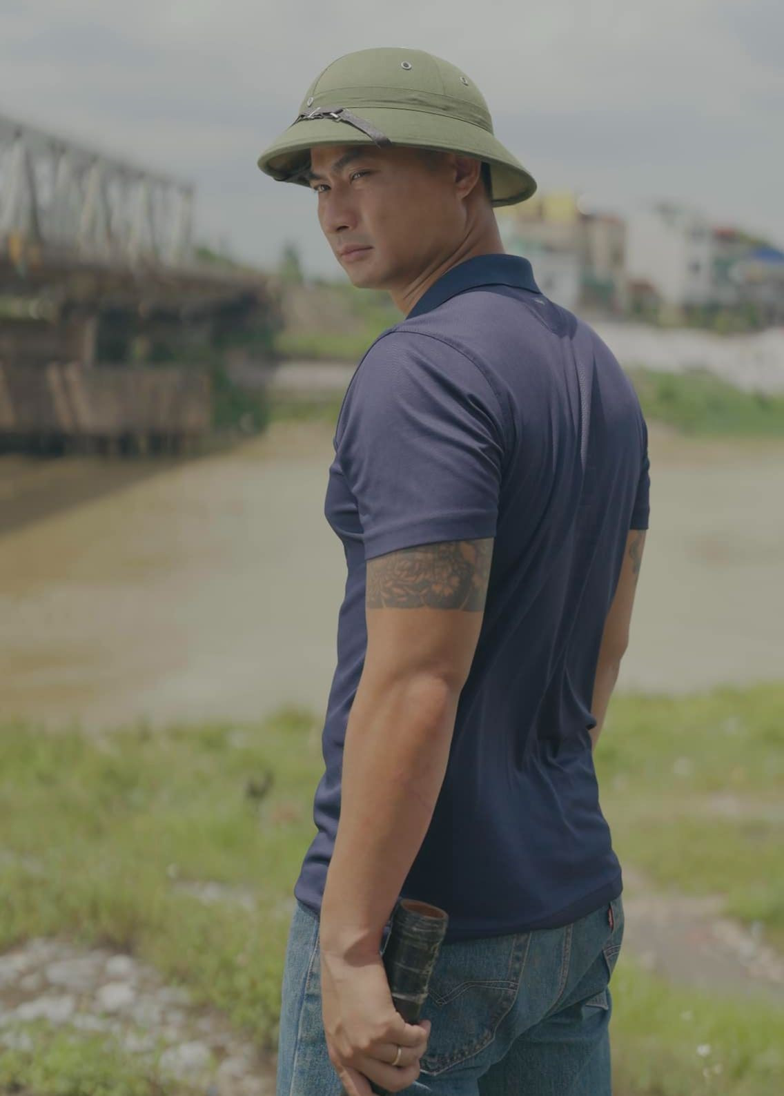 Trở lại trong phần 2 Phố trong làng, Duy Hưng tiếp tục nhận được sự yêu mến của khán giả nhờ vai Hiếu. Vai diễn của anh nối tiếp mạch truyện phần 1, nhân vật Hiếu cùng vợ con lên thành phố làm ăn và phải đối mặt với nhiều thử thách vì cơm áo gạo tiền.