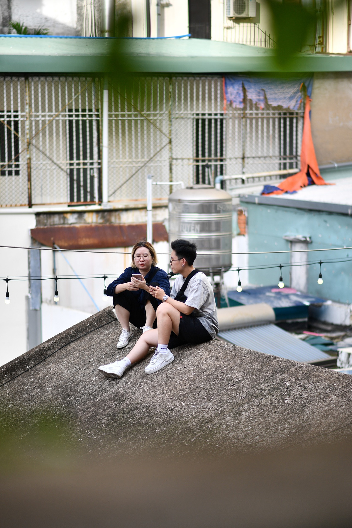 Khu vực này mới được quán cà phê Hoàng Thị mở rộng và sử dụng gần đây. Trước đây, quán chỉ có khu vực ngồi trong nhà được cải tạo và thiết kế từ một căn hộ cũ ở lầu 3.