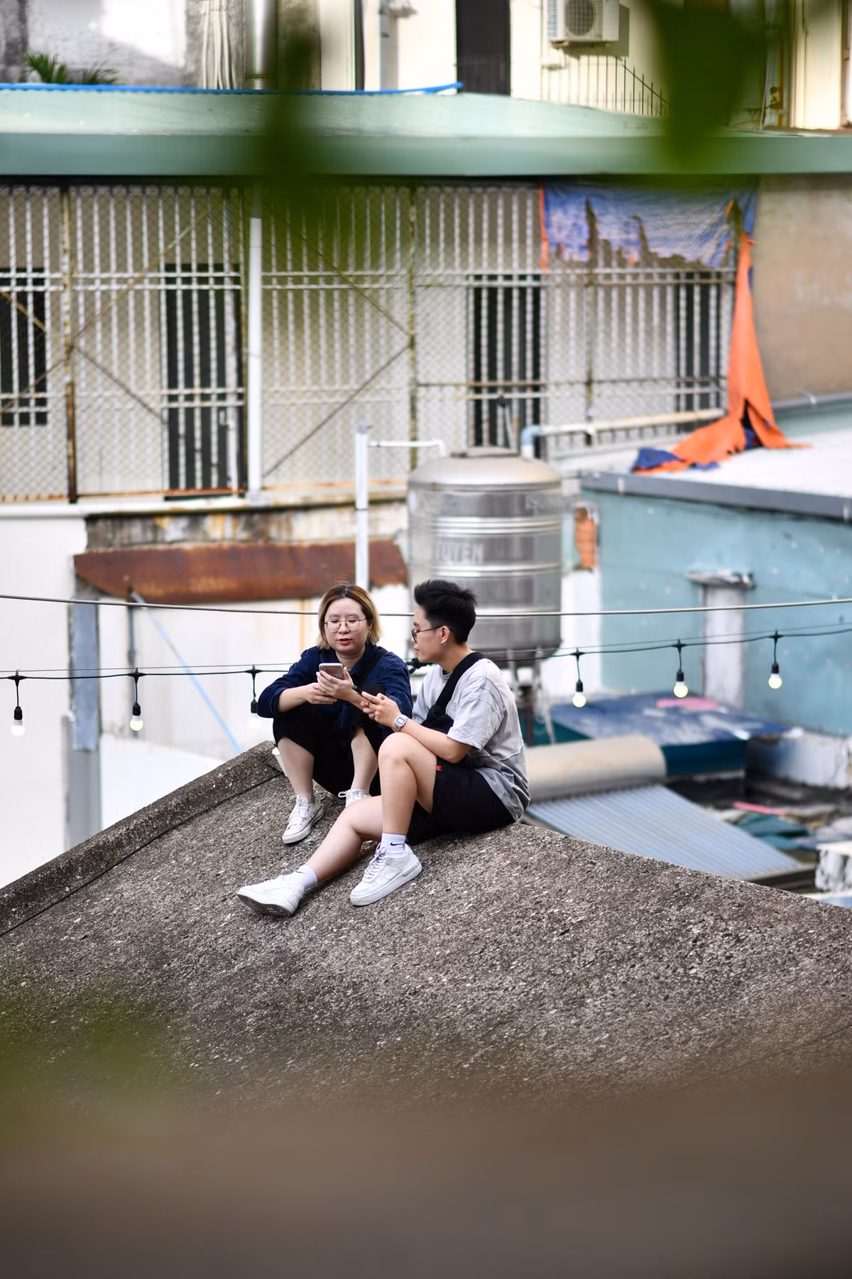 Khu vực này mới được quán cà phê Hoàng Thị mở rộng và sử dụng gần đây. Trước đây, quán chỉ có khu vực ngồi trong nhà được cải tạo và thiết kế từ một căn hộ cũ ở lầu 3.