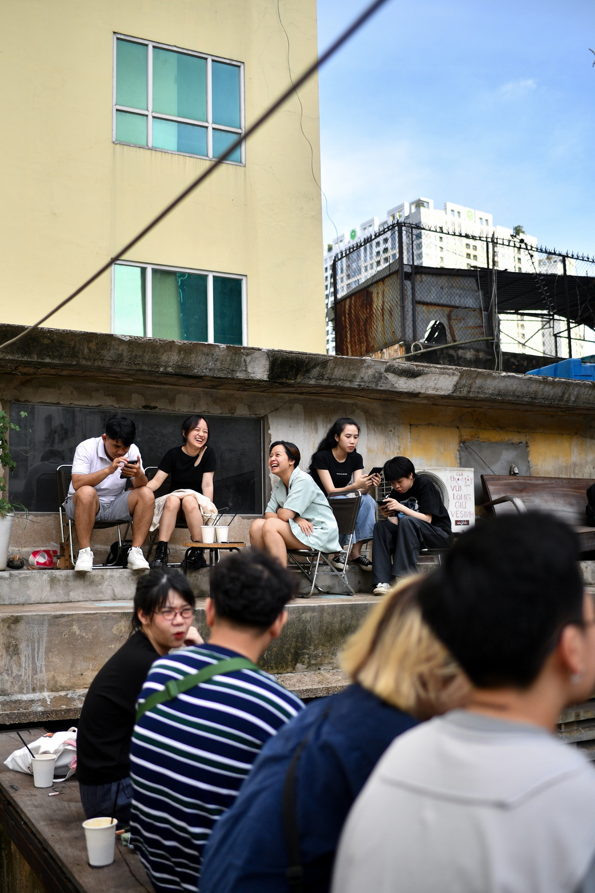 Khu vực mái nhà khá ít bàn ghế nên mọi người sẽ tìm những chỗ khác nhau như lối đi, hành lang... để ngồi. Khoảng 17-18h, rất đông các bạn trẻ ngồi cà phê ngắm các tòa nhà của quận 1 lúc hoàng hôn.