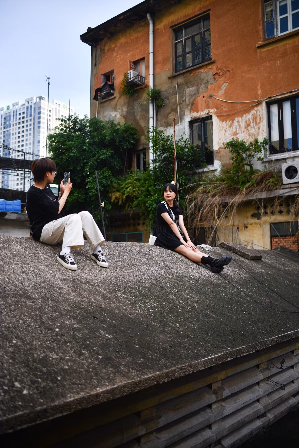 Nhiều bạn trẻ tranh thủ chụp hình với những góc sống ảo độc lạ trên mái nhà.