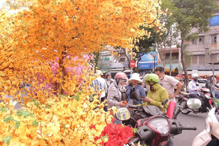 Cận kề Tết Nguyên đán, đường Hải Thượng Lãn Ông (quận 5, TP.HCM) - nơi được xem là chợ bán đồ trang trí Tết lớn nhất TP.HCM ngập tràn trong sắc đỏ, sắc vàng của các sản phẩm trang trí phục vụ Tết. 