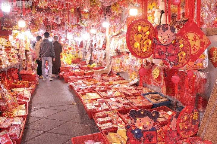 Bà Thanh Hoài, chủ một cửa hàng đồ trang trí trên đường Hải Thượng Lãn Ông cho biết, khách mua lẻ đã bắt đầu tăng mạnh những ngày gần đây. Khảo sát của VTC News, mỗi cành hoa mai, hoa đào giả có giá 20.000 đồng, đồng tiền vàng "Chúc mừng năm mới" có giá từ 120.000 - 250.000 đồng/dây, tùy loại. 