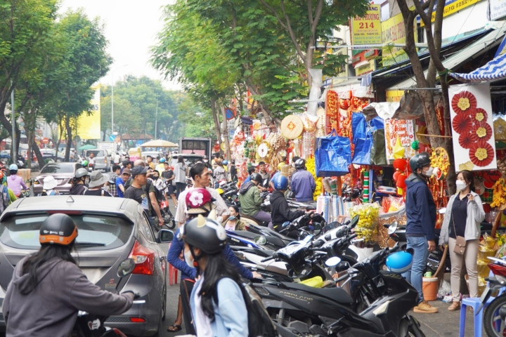 Hai bên đường Hải Thượng Lãn Ông chiều dài khoảng 600m (đoạn từ vòng xoay Châu Văn Liêm đến đường Dương Tử Giang) từ sáng đến chiều đều nhộn nhịp người đến mua sắm, tham quan, chụp ảnh.