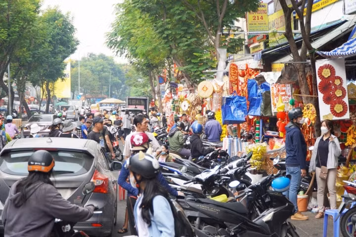 Hai bên đường Hải Thượng Lãn Ông chiều dài khoảng 600m (đoạn từ vòng xoay Châu Văn Liêm đến đường Dương Tử Giang) từ sáng đến chiều đều nhộn nhịp người đến mua sắm, tham quan, chụp ảnh.