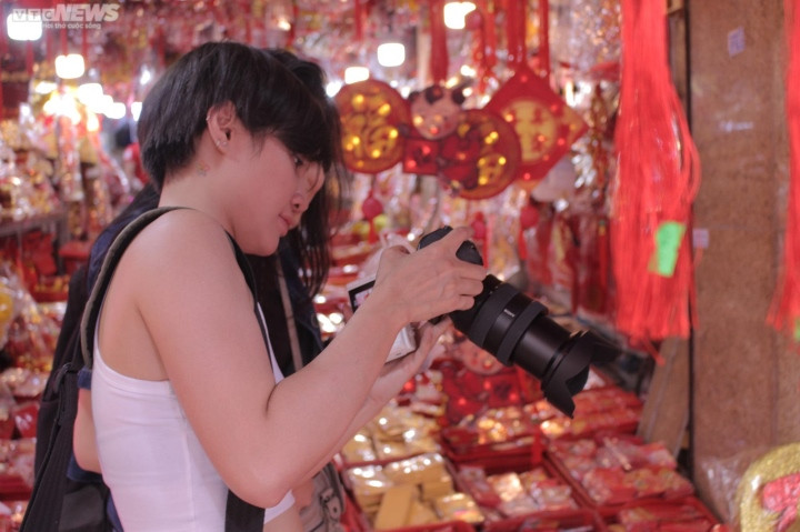 Tận dụng khung cảnh sặc sỡ, bắt mắt của cung đường, nhiều bạn trẻ đến đây chụp ảnh.