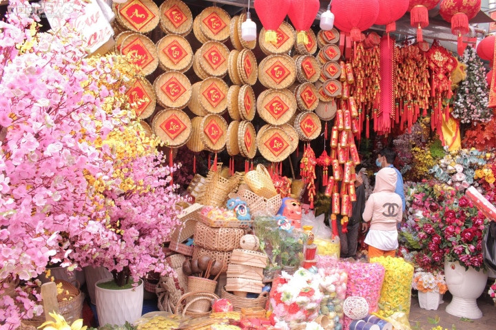 Ngoài bao lì xì, câu đối đỏ thì cây mai, cây đào làm từ nhựa cũng được nhiều người ưa chuộng. Bên cạnh việc bảo quản lâu, màu sắc rực rỡ, giá của cây cảnh nhựa rẻ hơn nhiều so với cây cảnh thật, dao động từ khoảng 100.000 đồng - 2,5 triệu đồng, tuỳ kích thước.