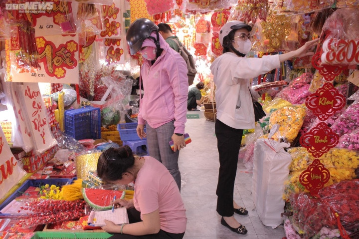 Chị Hoàng Thắm (ngụ quận 1, TP.HCM) cho biết, mỗi năm chị đều ghé vào các cửa hàng ở đây để mua sắm đồ trang trí Tết.