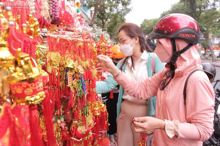 Các tiểu thương ở đây cho biết, từ tháng 11 Âm lịch, các mặt hàng phục vụ thị trường Tết đã được nhập về với mẫu mã đa dạng, giá cả tùy theo từng loại để khách hàng dễ dàng lựa chọn.