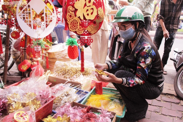 "Tết đến, nhà treo những vật trang trí này vừa có không khí xuân vừa vui mắt. Cứ tầm khoảng 20 tháng Chạp, tôi đã tới đây để mua những đồ trang trí yêu thích. Các mặt hàng rất đa dạng, mẫu mã đẹp và giá phải chẳng nên khách thoải mái lựa chọn phù hợp với nhu cầu trang trí của gia đình", chị Hoàng Thắm nói.