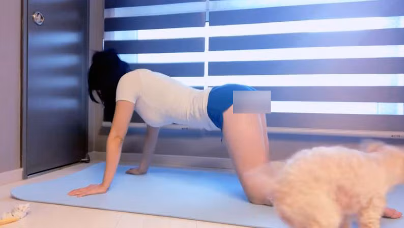 Dù chỉ diện đơn giản với áo phông, quần ngắn, Wony cũng trông cực kỳ thu hút vì vóc dáng nóng bỏng của mình.