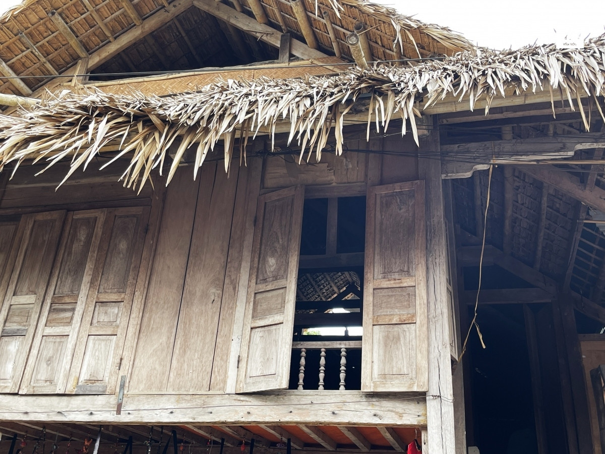 Nhà sàn ở bản Lác đều là loại nhà sàn cao ráo, cách mặt đất khoảng 2m, được chống đỡ bằng những cột gỗ vững chắc; mái nhà được lợp bằng lá gồi hoặc lá mây; các cửa sổ có kích thước lớn để đón gió mát. Các nhà sàn dùng vào việc kinh doanh lưu trú cho khách du lịch được trang bị khá đầy đủ tiện nghi, nhưng vẫn giữ được vẻ đẹp mộc mạc nguyên thủy của nó.